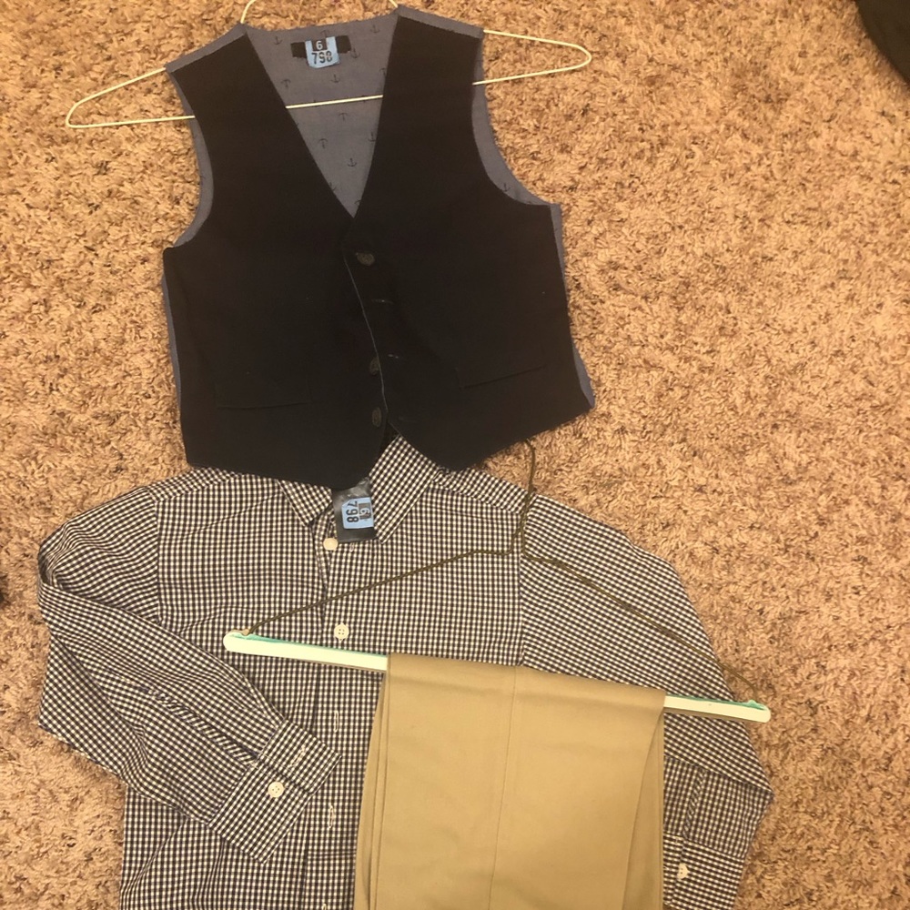 Like new Nautica boys 4 piece set in size 5.